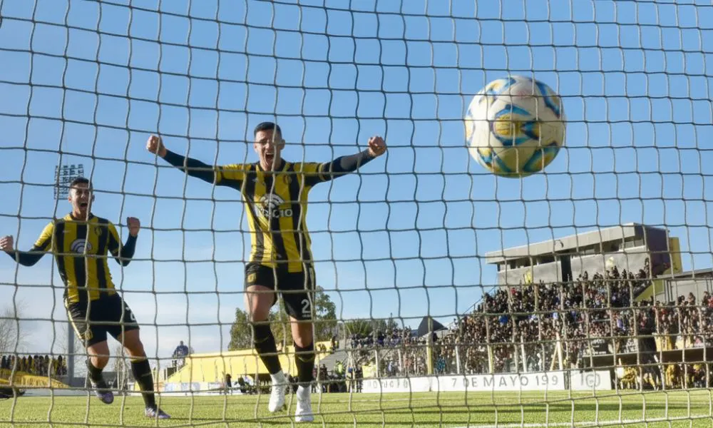 Festejo de gol de Deportivo Madryn imagen cuenta oficial editada por LA17