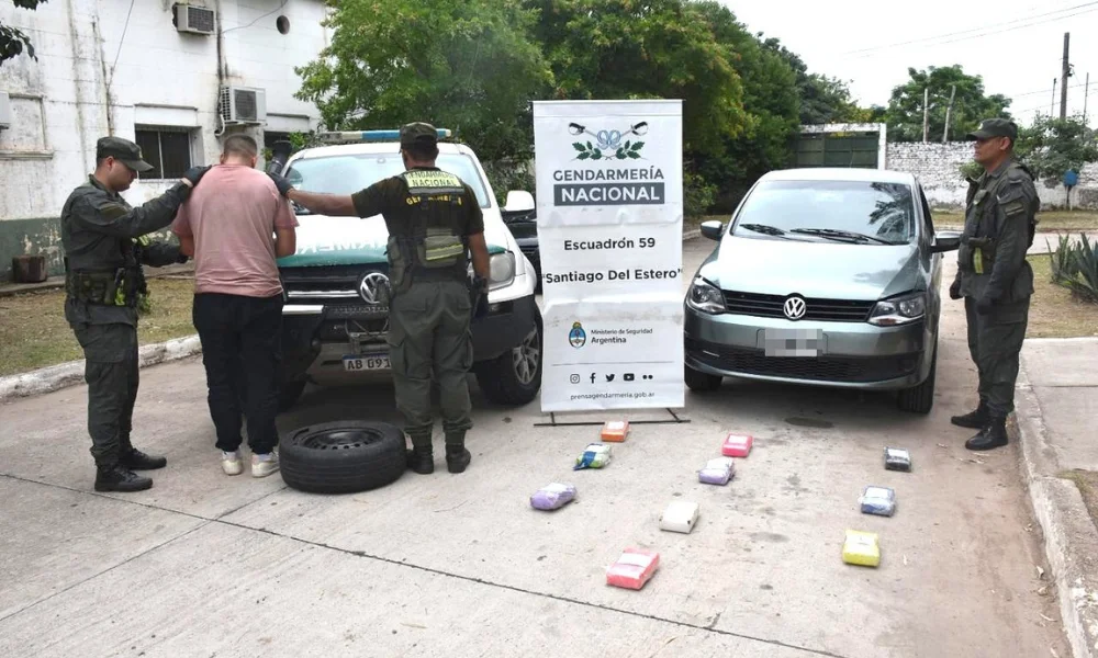 Hallan cocaína oculta en el auto