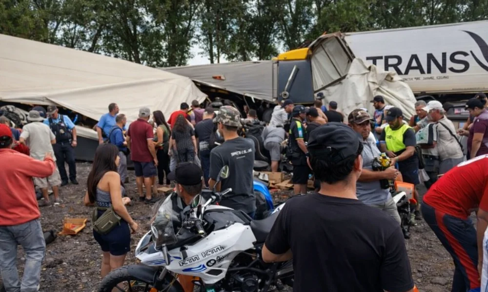 Camión volcado con aceite de oliva