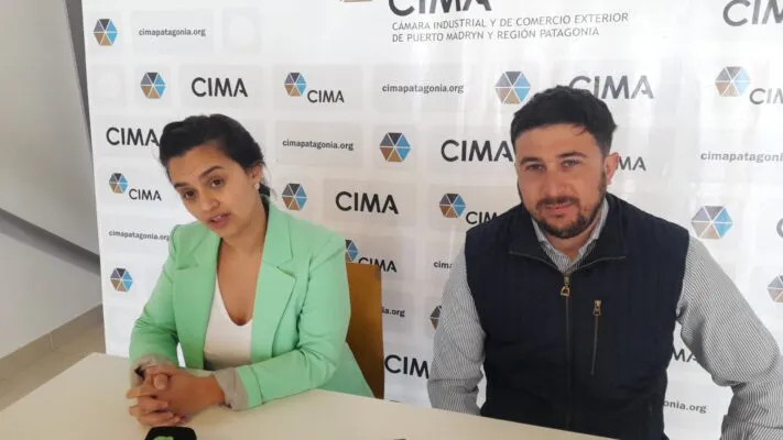 Florencia Barrientos y el vicepresidente de la entidad Hernán Raskin