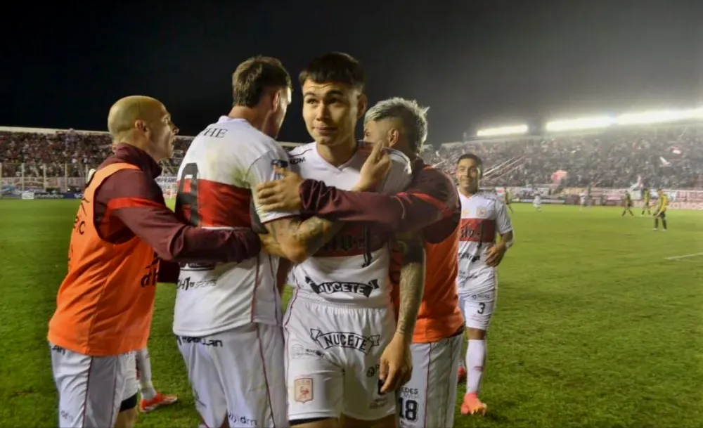 Morón dio el primer golpe en la serie y se quedó con un triunfo ajustado pero merecido