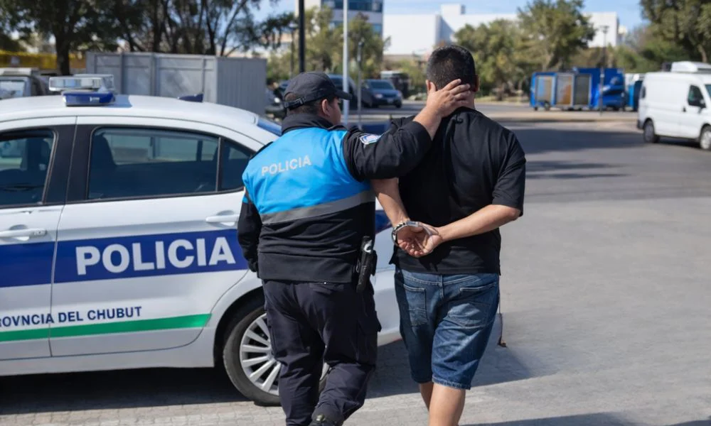 Cayó un estafador que realizaba pagos falsos en comercios. Reeditada y mejorada con IA por #LA17