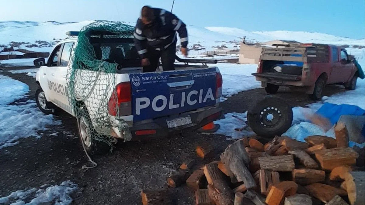 La policía asiste con leña y alimentos a pobladores rurales