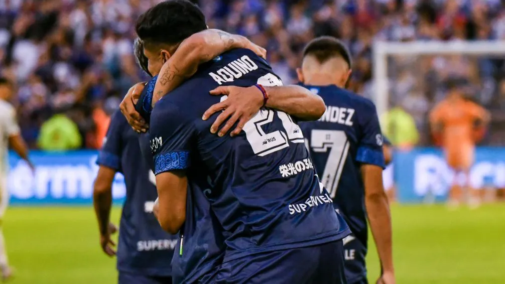 Vélez sigue a paso firme