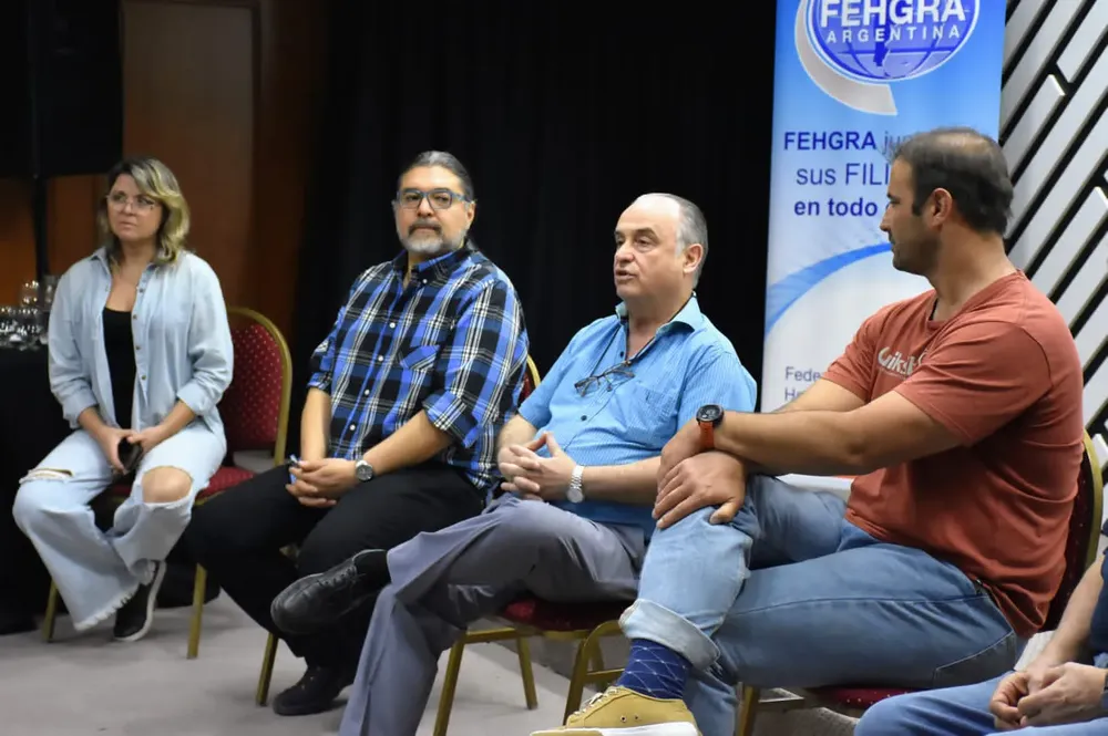 Diego Lapenna y prestadores en trelew- ENTRETUR 1