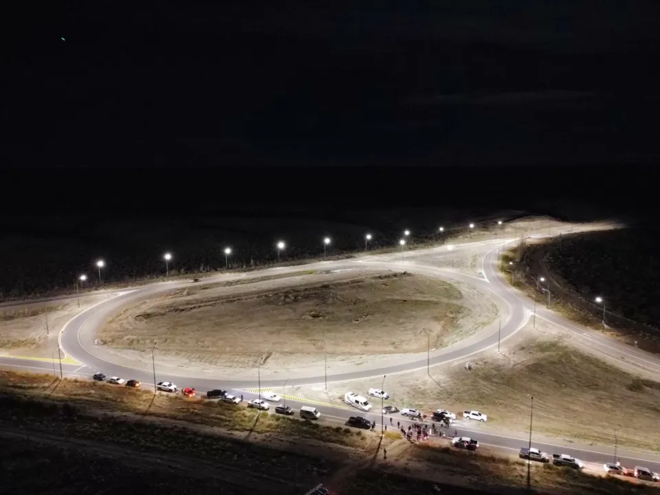 Acceso a Dolavon con nuevas luminarias