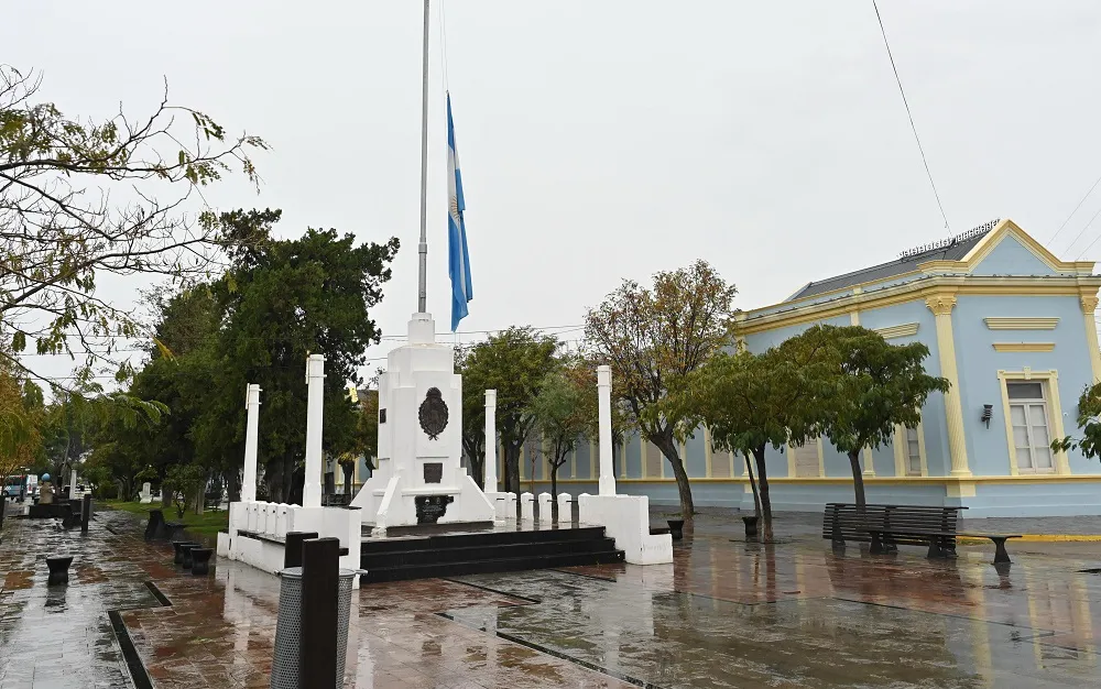 Bandera a media asta en Rawson