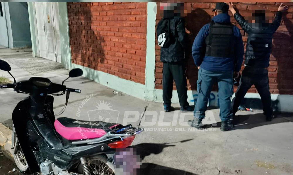 Iban a oscuras a la medianoche llevando una moto robada