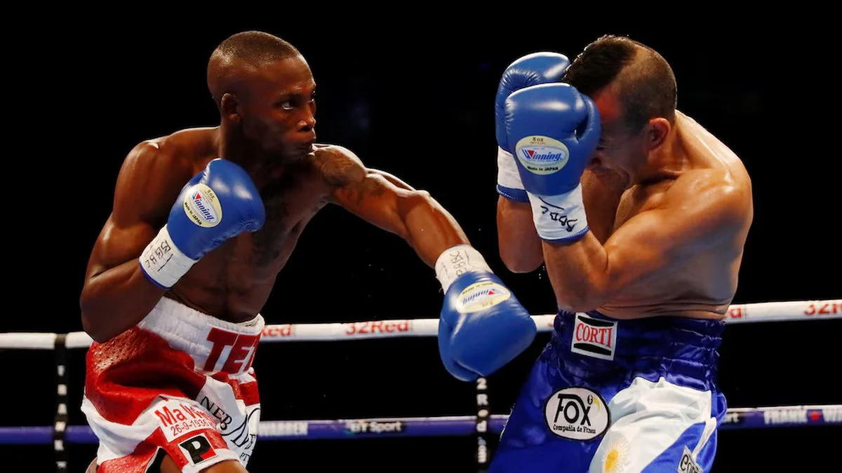 Zolane Tete en la pelea con Omar Narváez. Foto Reuters/Jason Cairnduff/Infobae