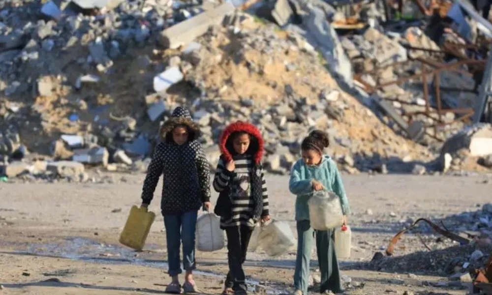 Niñas palestinas caminan entre los escombros REUTERS  Dawoud Abu Alkas