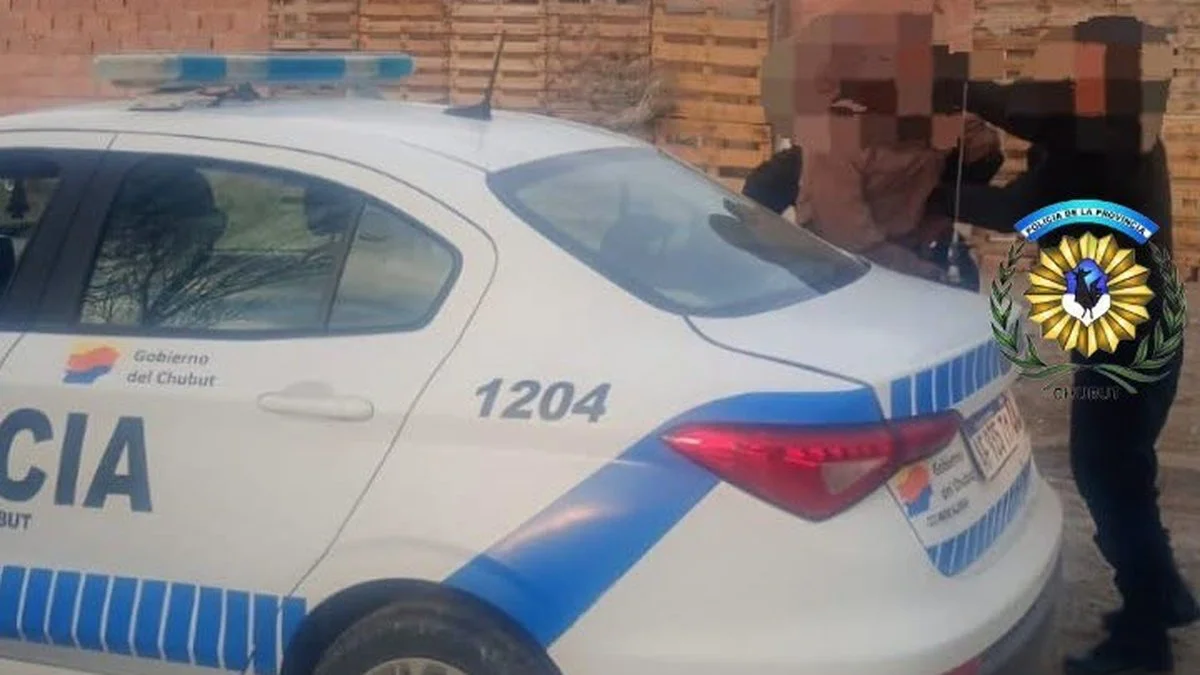 Hombre detenido con dos balanzas