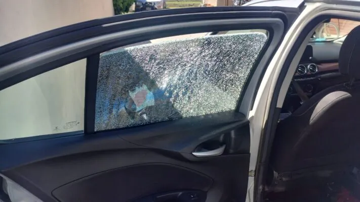 Vidrio del remís destrozado por las piedras.