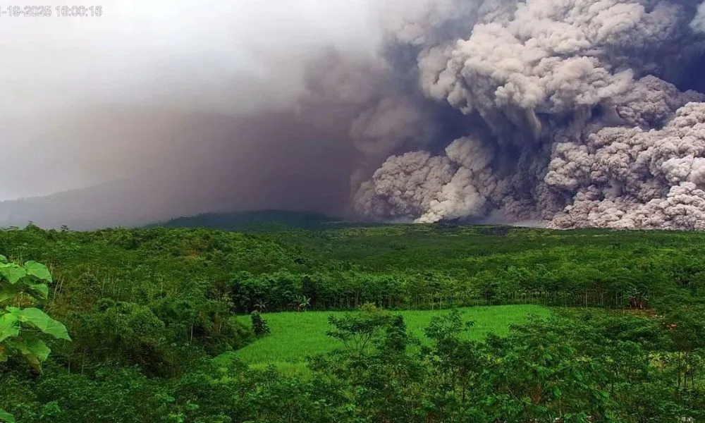 El volcán Semeru entró en erupción y hay alerta máxima. Foto: Crónica Balear
