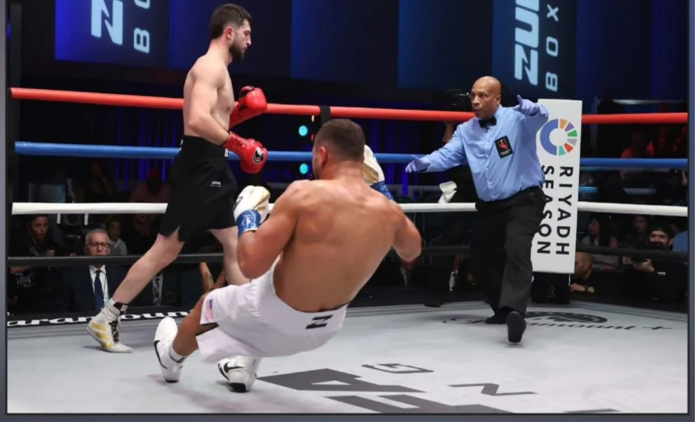 El golpe de Umar Dzambekov en el segundo asalto terminó la pelea en menos de un minuto.