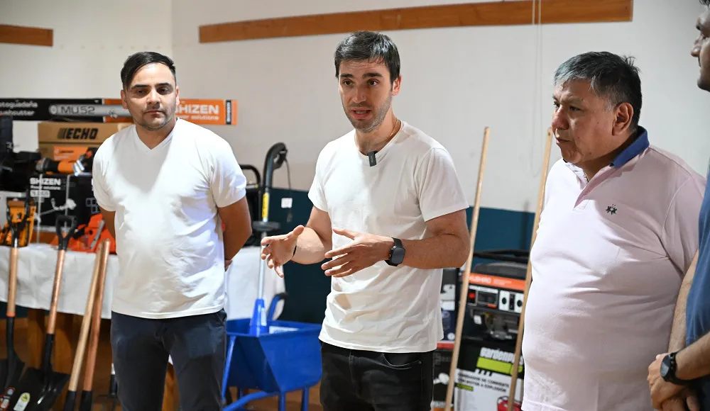 Entrega de herramientas a familias afectadas en Epuyén