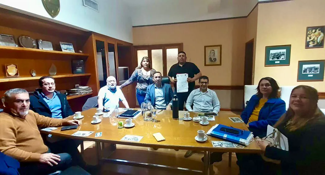 AdrIan maderna e integrantes de CGT local y SUTCAPRA.