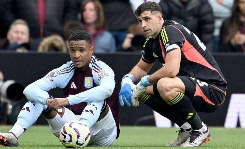 Ezri Konsa aseguró que el vínculo con Emiliano Martínez quedará afuera de la cancha.