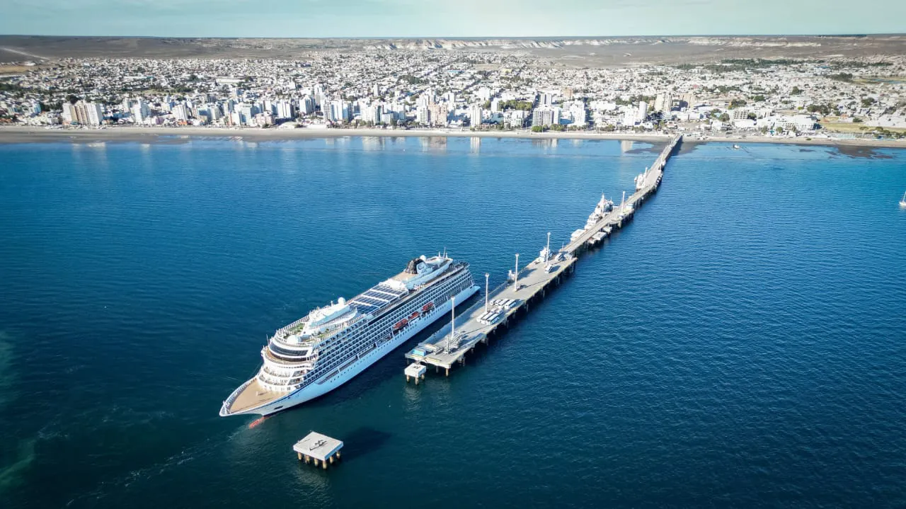El Viking Jupiter en el muelle Luis Piedra Buena