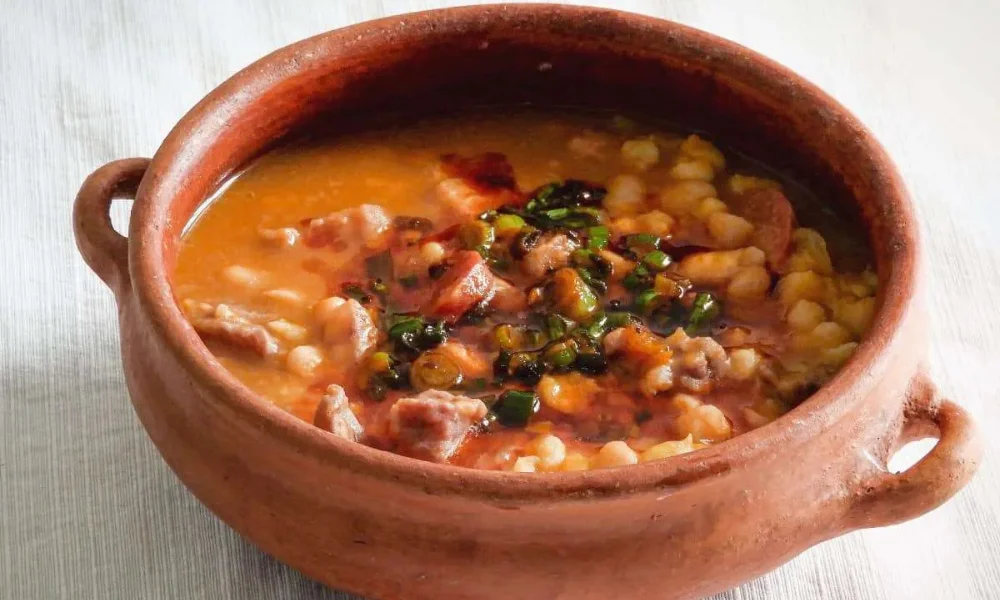 No existe una única receta, sino una base común que se adapta según la región.