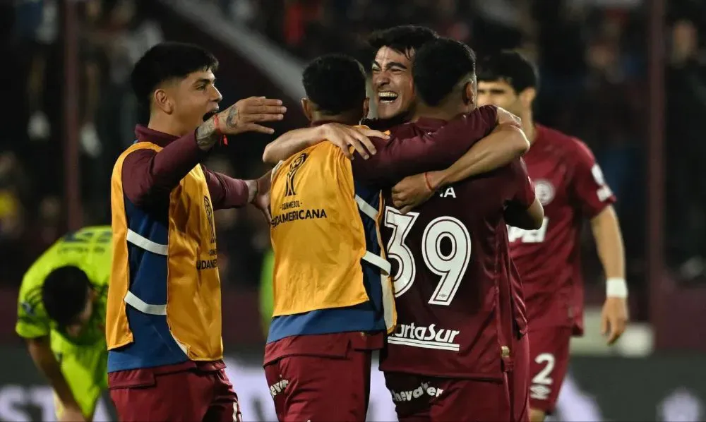 Lanús vivió una noche inolvidable en el estadio Néstor Díaz Pérez