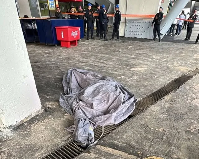 La víctima un hombre de apenas 27 años de edad se encontraba en la zona de palcos.