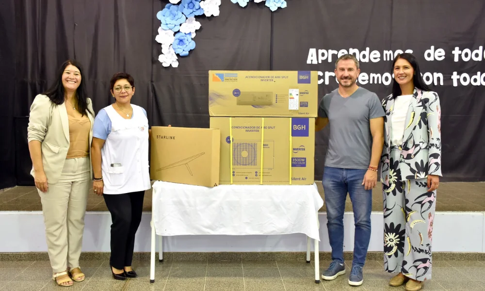 Entrega de equipamiento a la escuela 3