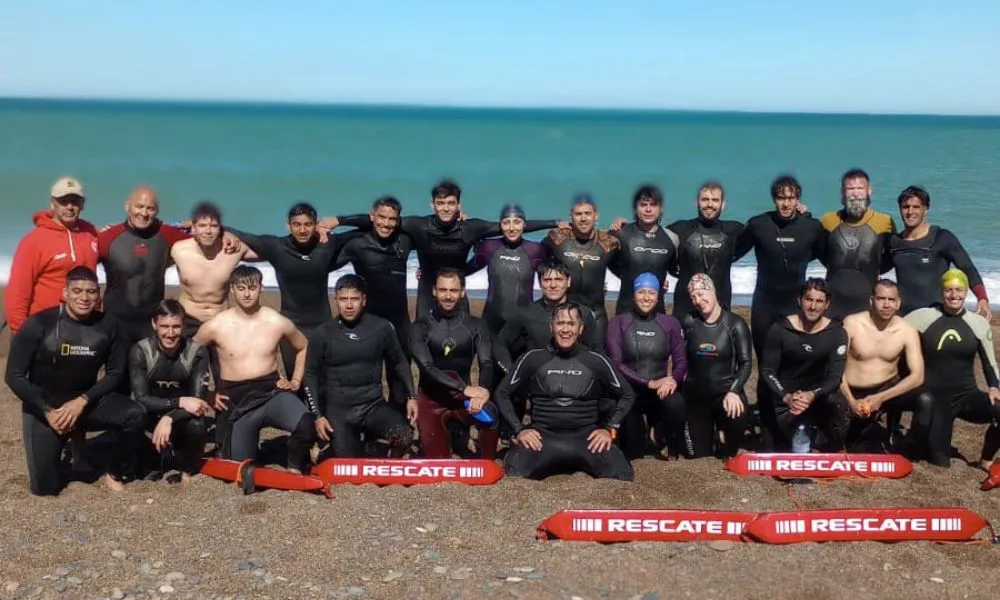 Nuevos guardavidas de Rawson se preparan con prácticas en el mar