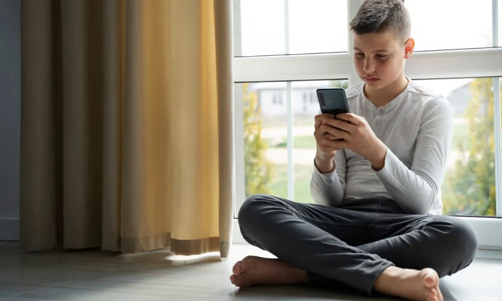 Niño usando el celular