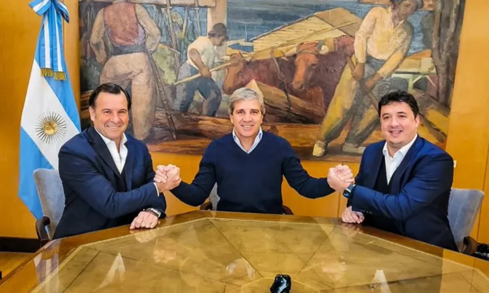 Caputo junto a los funcionarios salientes