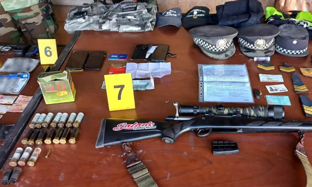 Armas, municiones y uniformes policiales secuestrados en los allanamientos.