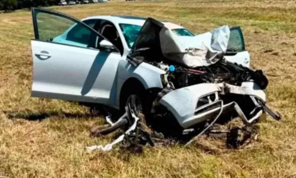 Choque frontal entre una moto y un auto. Foto LA NACION