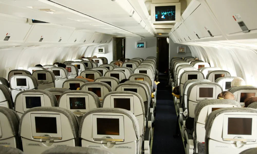 Pasajeros en avión. Imagen ilustrativa Magnific