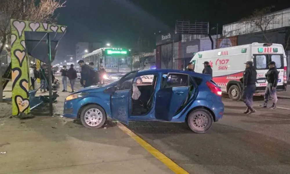 Manejaba borracho, chocó contra una garita de colectivo e intento huir (Foto: LM Neuquén)