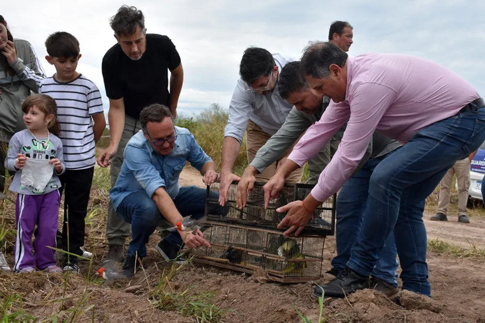 Liberaron un carpincho y casi medio centenar de aves silvestres en el norte cordobés