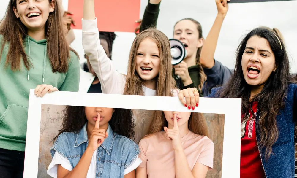 Adolescentes manifestando