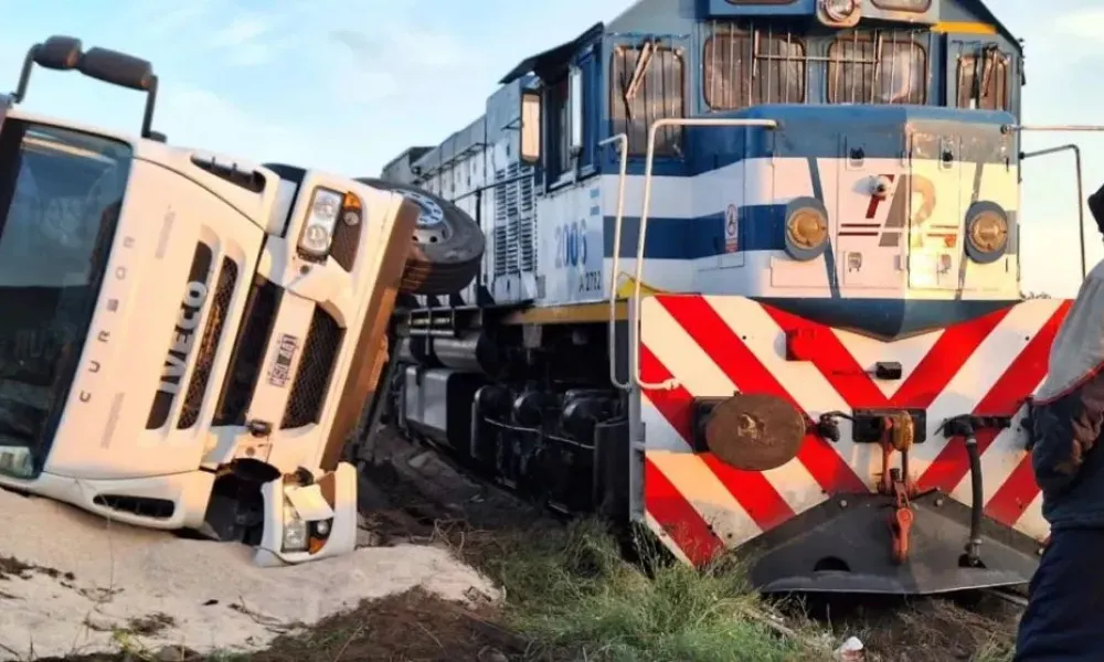 Camión chocó con un tren