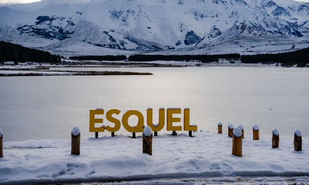 Esquel Laguna La Zeta con nieve