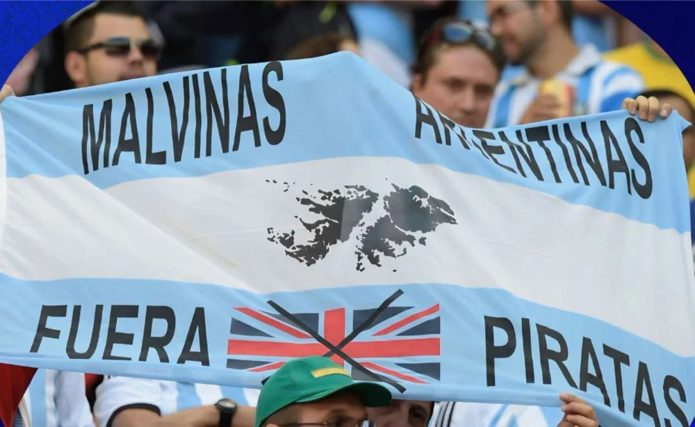 La FIFA mantiene la prohibición sobre mensajes políticos en los estadios.