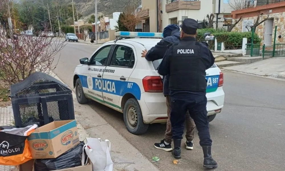 Ingresó ilegalmente al patio de un jardín de infantes en Comodoro