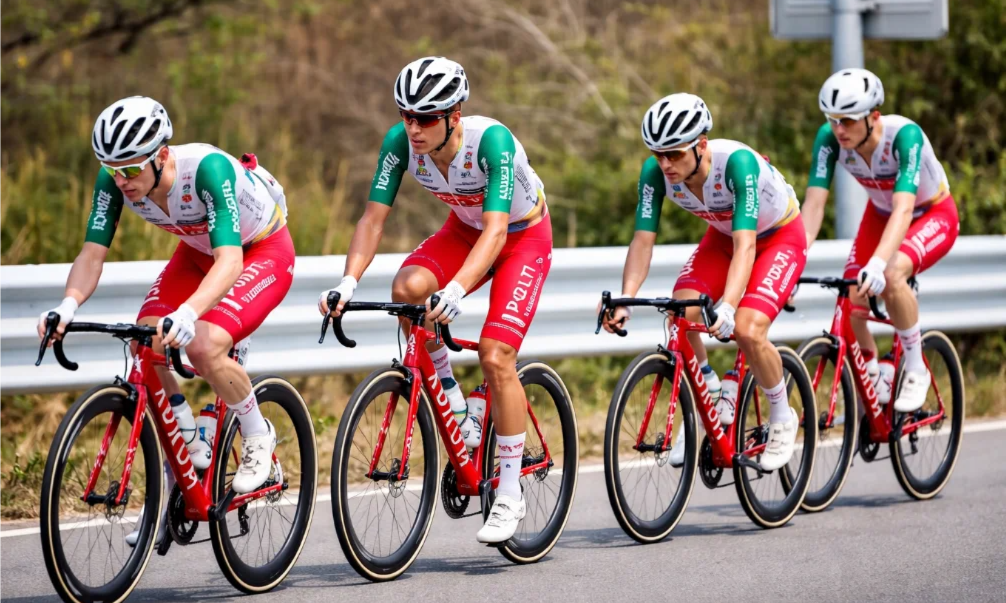 El ciclista de Puerto Madryn se metió entre los diez mejores en China y recuperó la punta Sub-23.