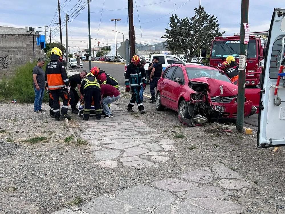 Un-vehiculo-choco-contra-un-poste-de-luz-una-persona-fue-rescatada-por-los-bomberos-y-trasladada-al-hospital-1