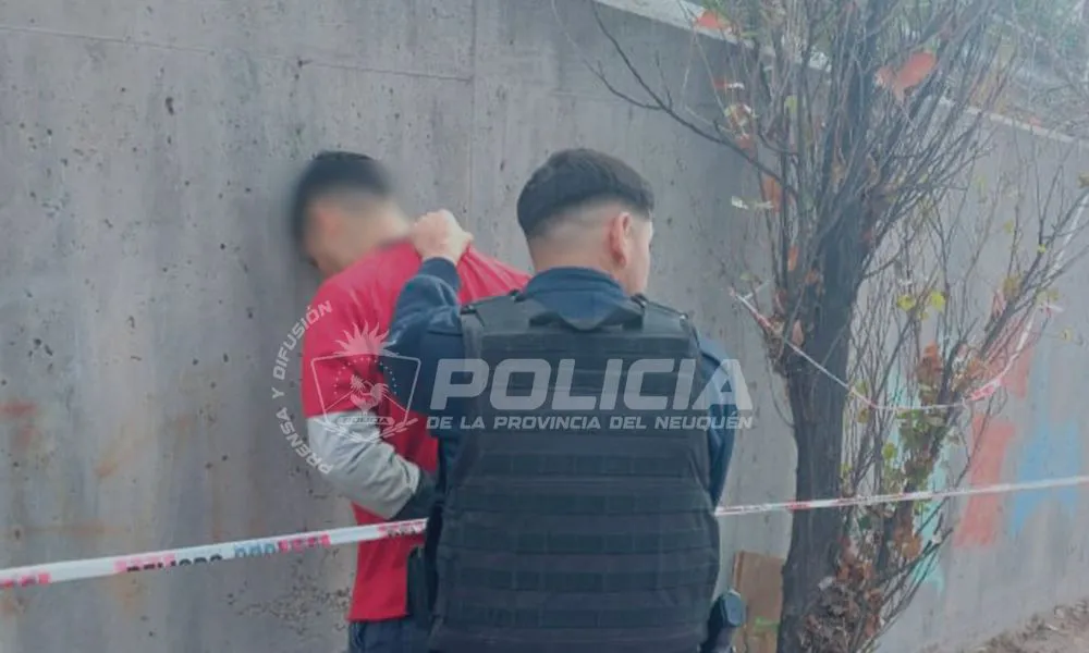 Obrero demorado por amenazar con un revólver a un compañero