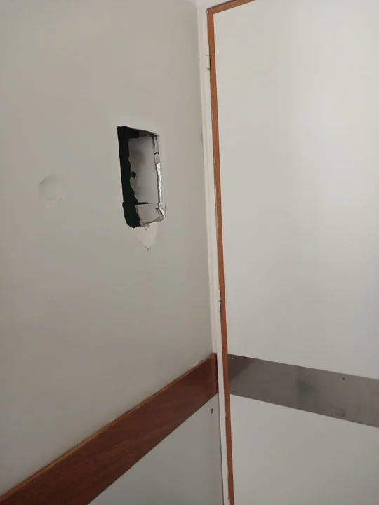 Pared rota con un cabezazo
