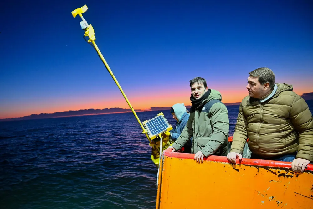 Torres participó de la instalación de una boya oceanográfica