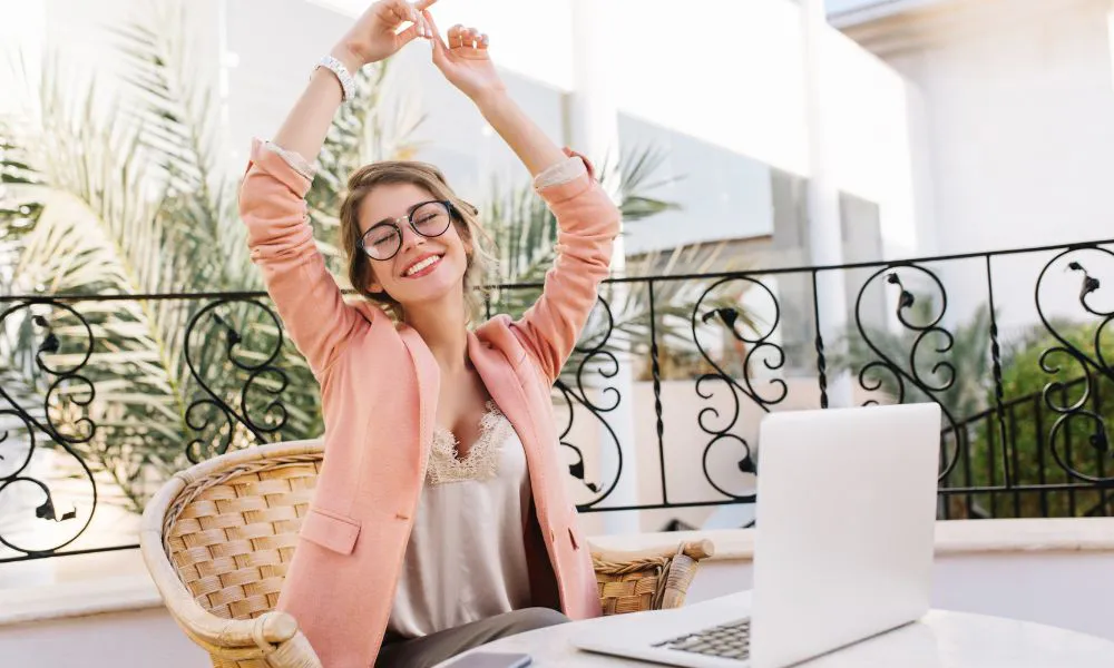 Mujer trabajadora sonriendo