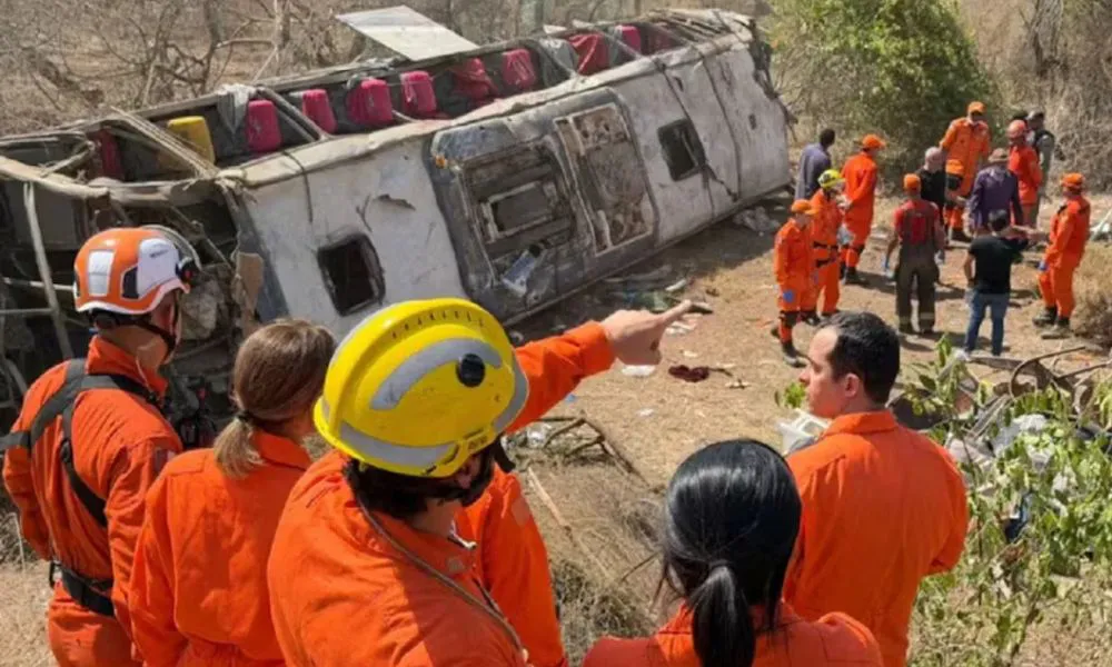 Volcó un micro en Brasil. Foto NA