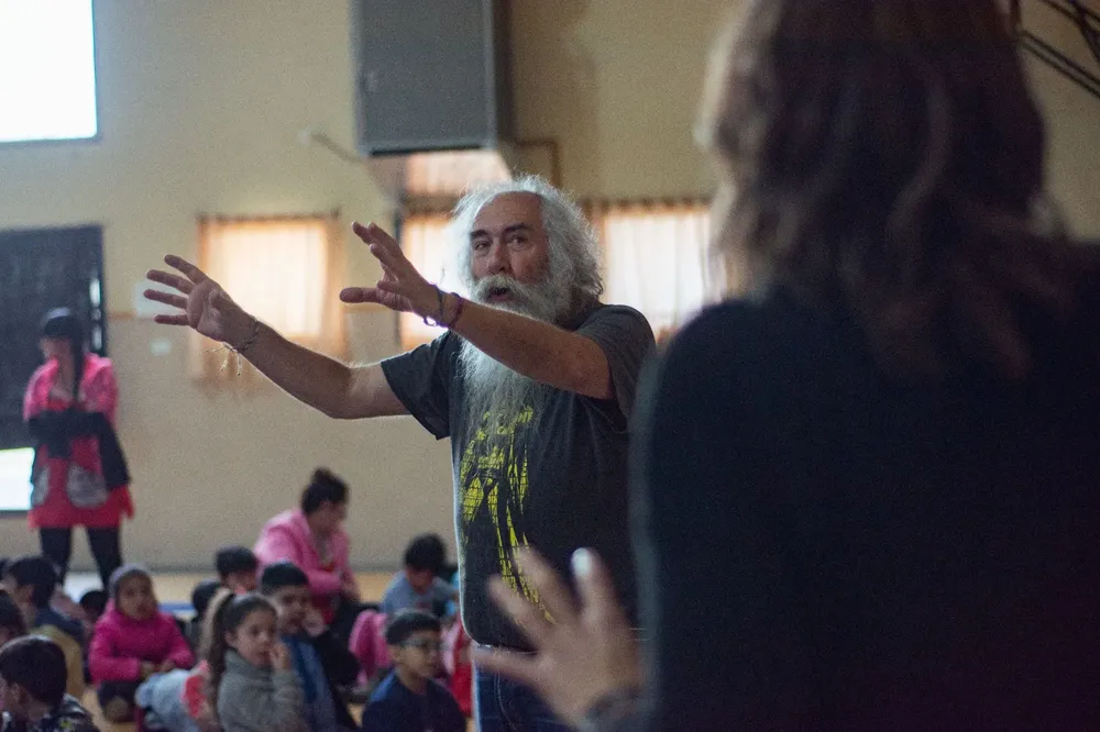Roberto Moscoloni visitó escuelas de Rawson