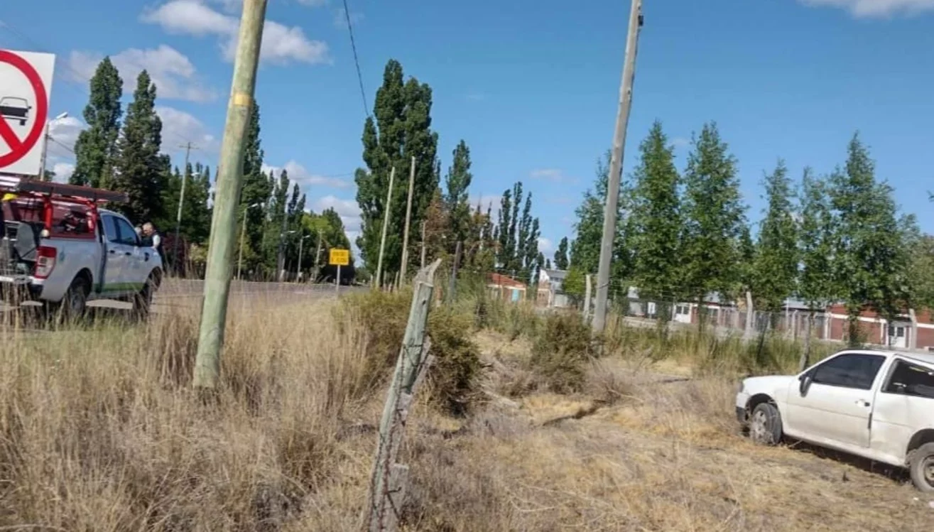 Borracho chocó poste. dejo sin luz ruta 7