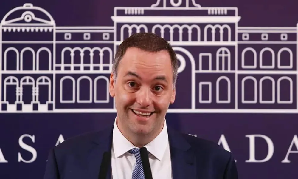 Adorni se olvidó de saludar a Maradona