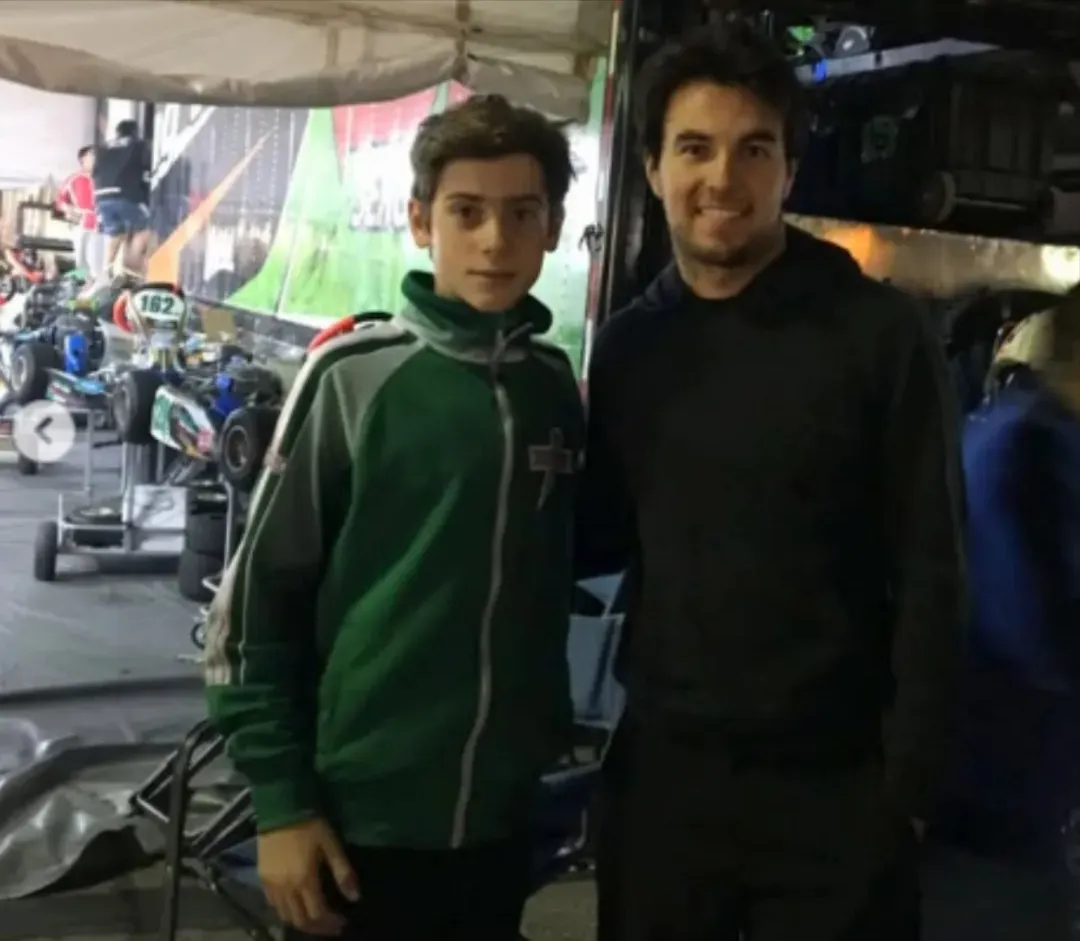 El piloto argentino compartió un carrusel retro que generó interacción con Checo Pérez